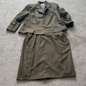 Le suit  Olive Green Women's Skirt Suit size 22W missing button on suit jacket